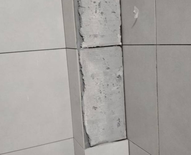 沙市瓷砖空鼓维修公司分享下瓷砖施工前基层浇水润湿程度不足，可能导致以下问题