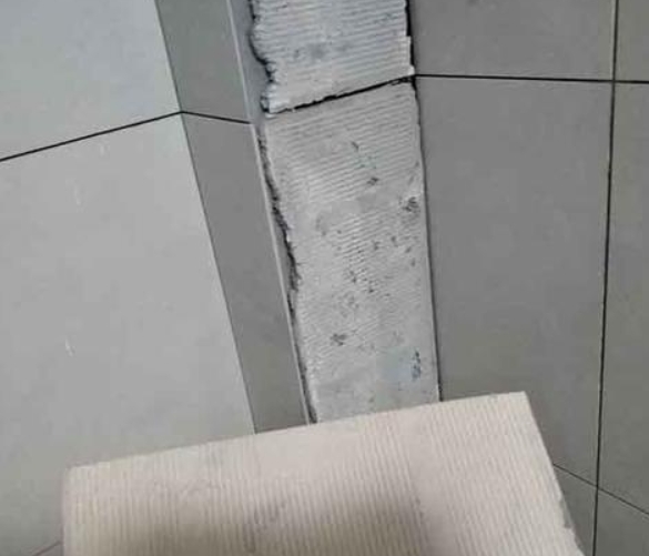 沙市瓷砖空鼓维修公司分享下厨房瓷砖脱落的补救措施。